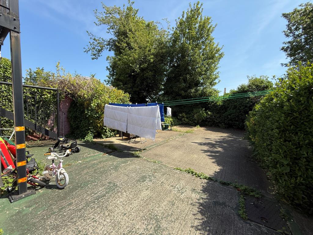 Lot: 82 - FORMER GUEST HOUSE - Courtyard to rear